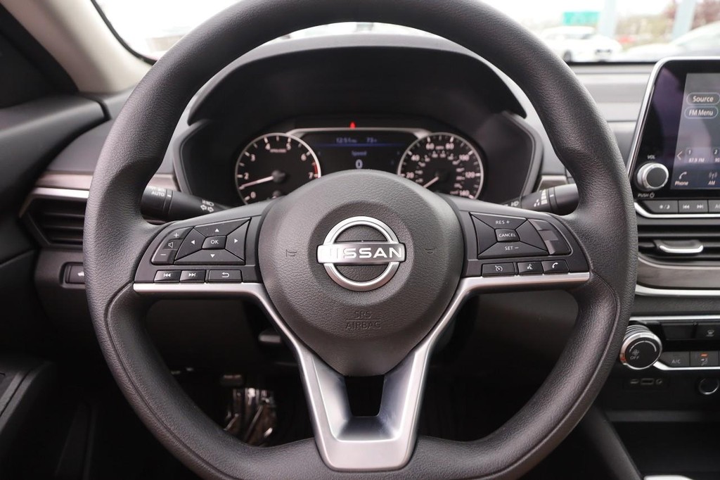 Nissan Altima Vehicle Image 10