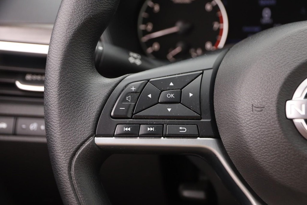 Nissan Altima Vehicle Image 11