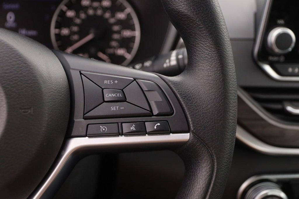 Nissan Altima Vehicle Image 12