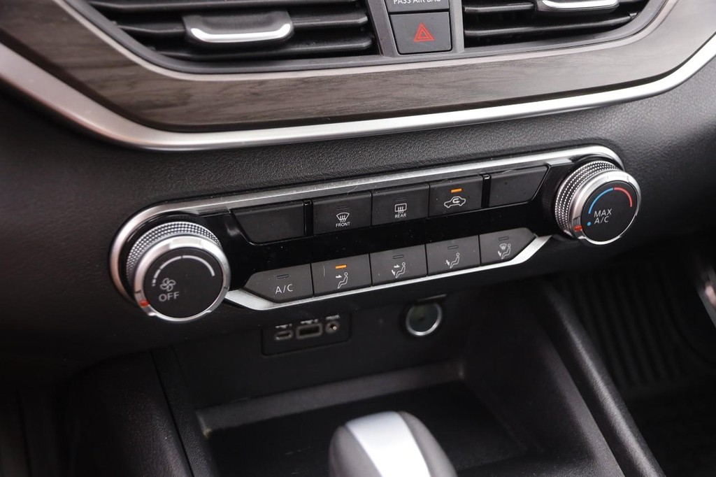 Nissan Altima Vehicle Image 16