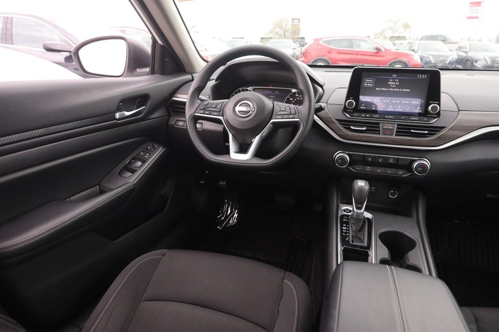 Nissan Altima Vehicle Image 20