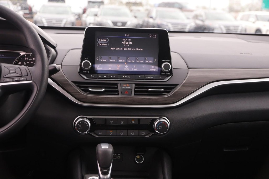 Nissan Altima Vehicle Image 22