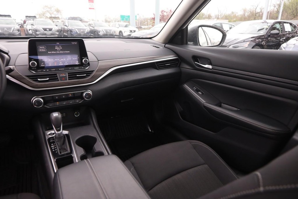 Nissan Altima Vehicle Image 23