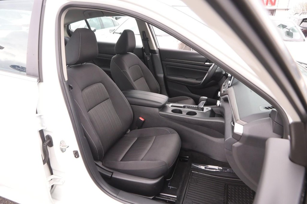 Nissan Altima Vehicle Image 24