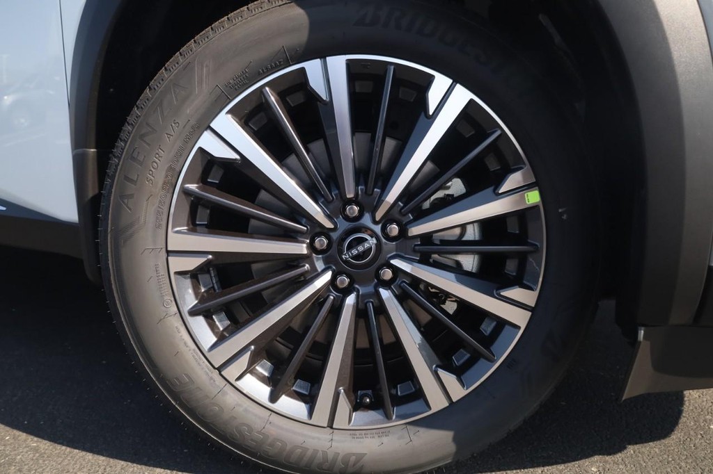 Nissan Pathfinder Vehicle Full-screen Gallery Image 2