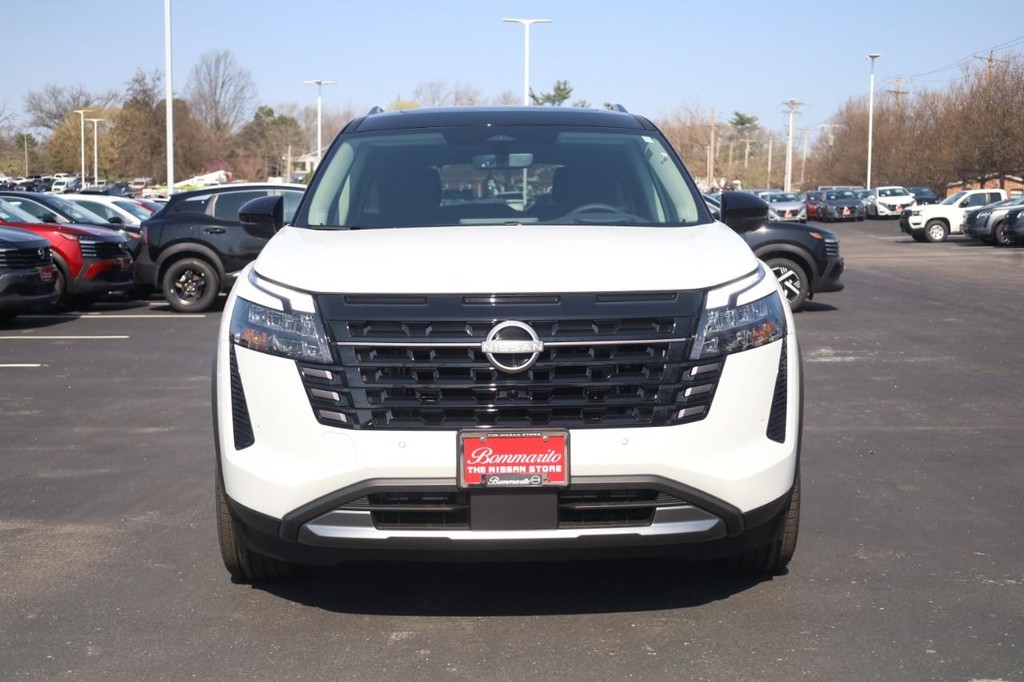 Nissan Pathfinder Vehicle Full-screen Gallery Image 3