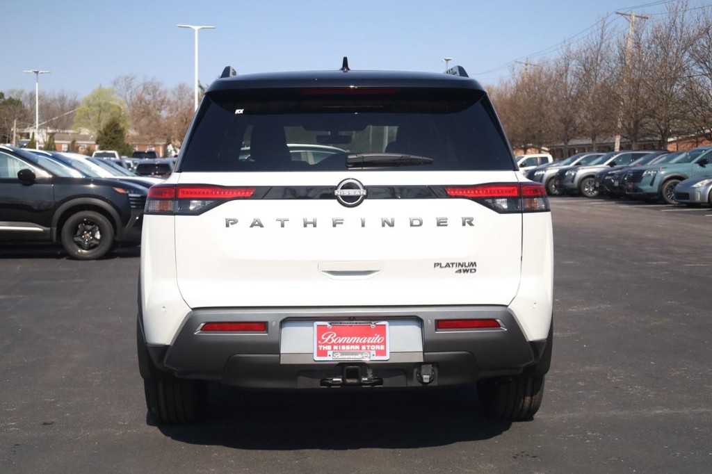 Nissan Pathfinder Vehicle Full-screen Gallery Image 5