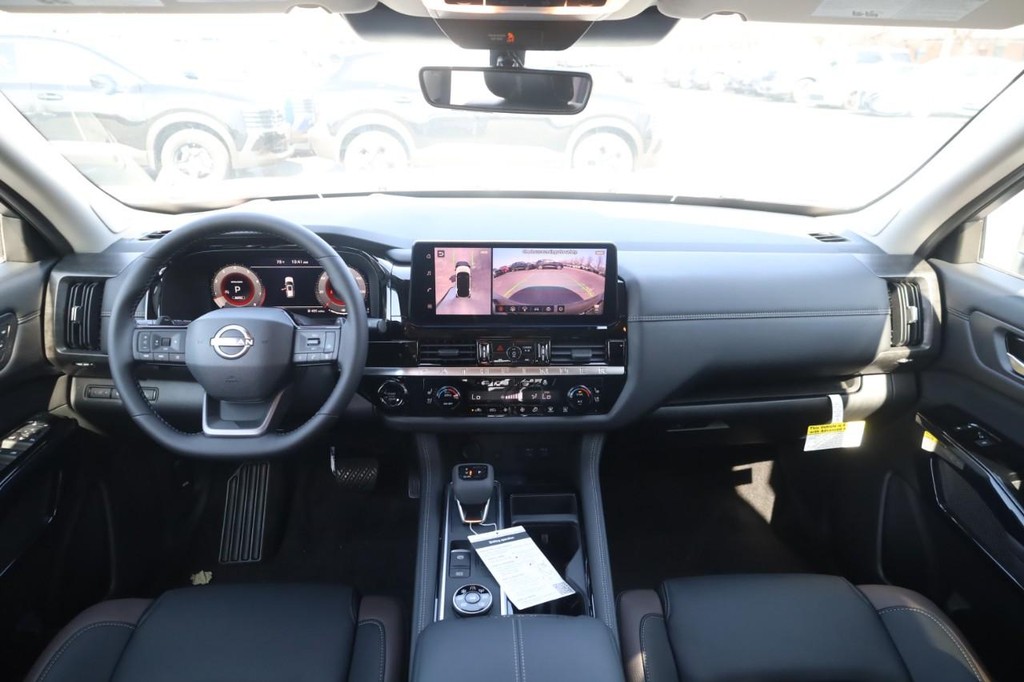 Nissan Pathfinder Vehicle Full-screen Gallery Image 6
