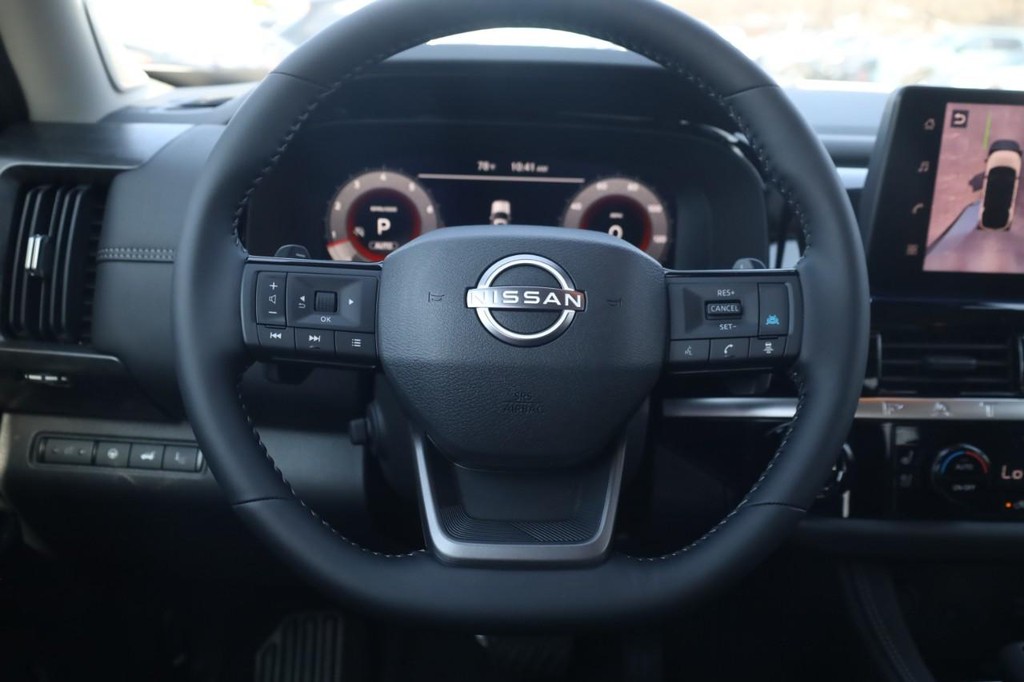 Nissan Pathfinder Vehicle Full-screen Gallery Image 7