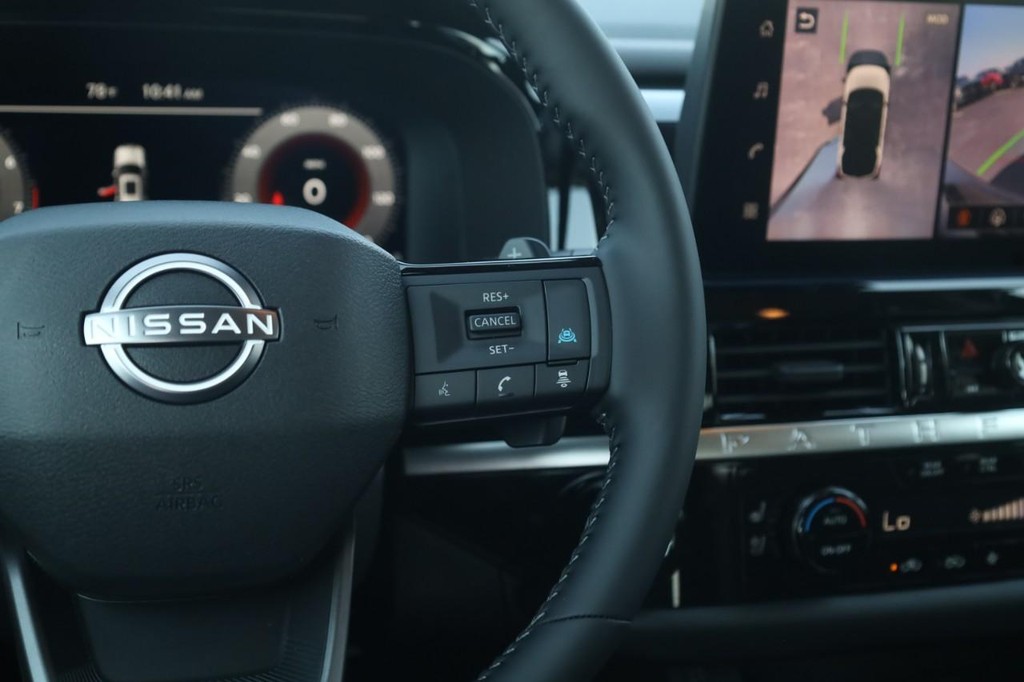 Nissan Pathfinder Vehicle Full-screen Gallery Image 8