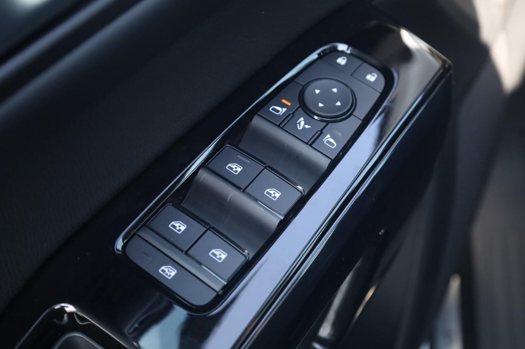 Nissan Pathfinder Vehicle Full-screen Gallery Image 10