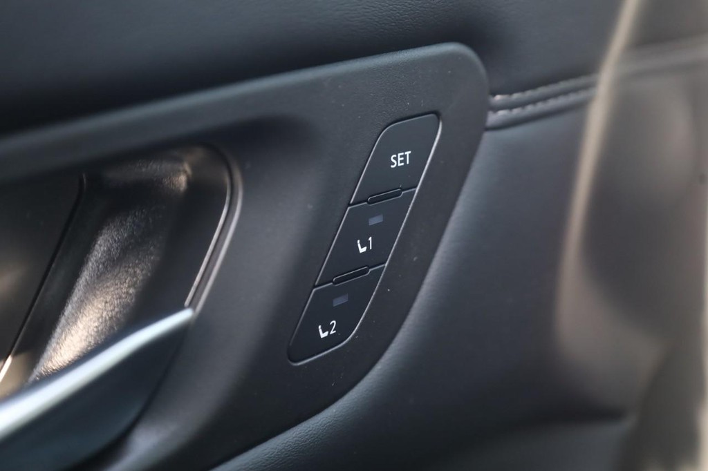 Nissan Pathfinder Vehicle Full-screen Gallery Image 11