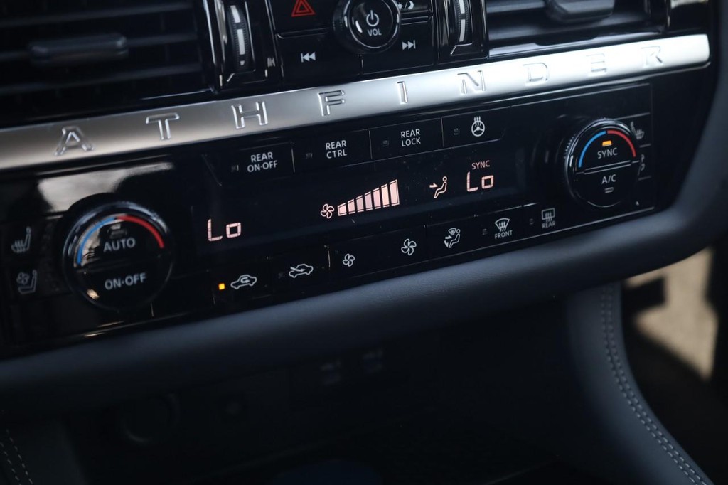 Nissan Pathfinder Vehicle Full-screen Gallery Image 16