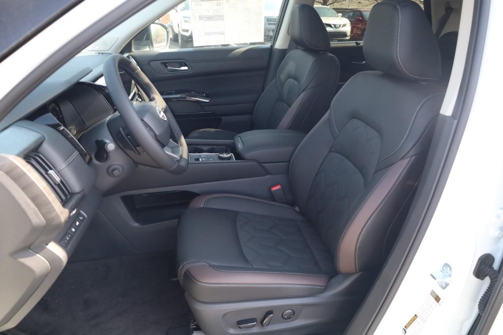 Nissan Pathfinder Vehicle Full-screen Gallery Image 20