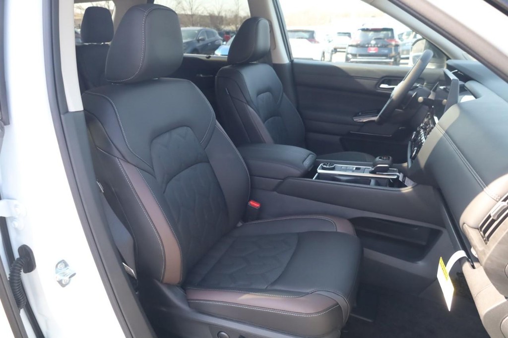 Nissan Pathfinder Vehicle Full-screen Gallery Image 21