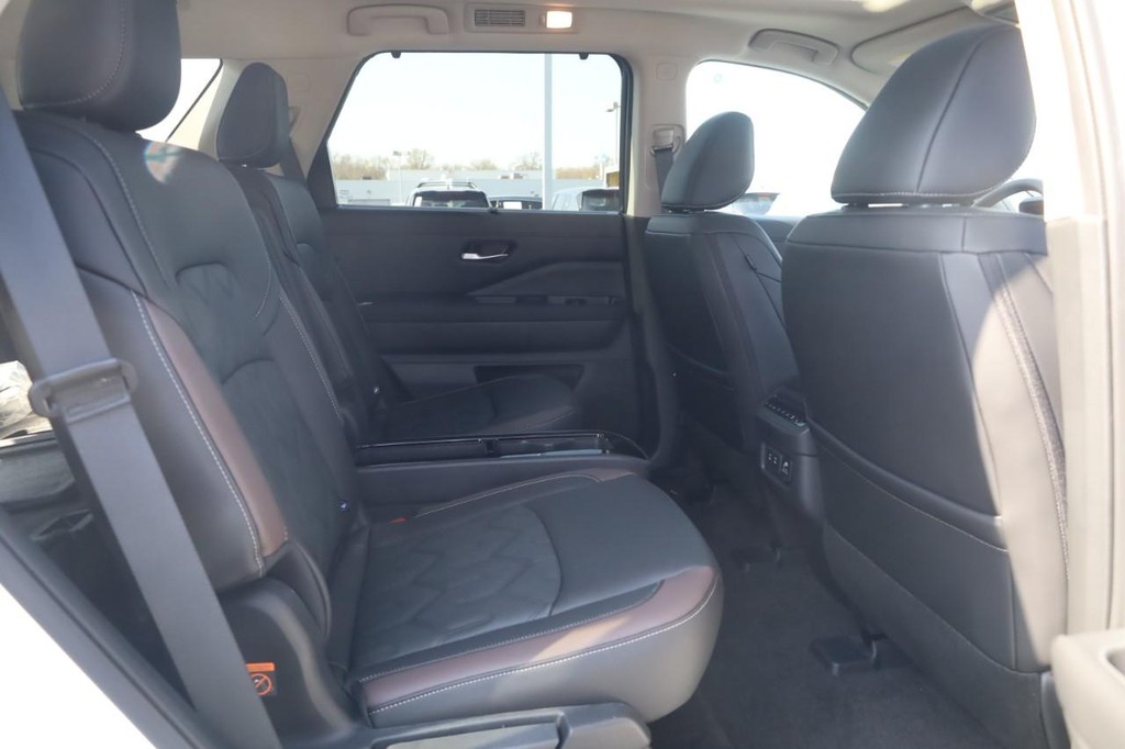 Nissan Pathfinder Vehicle Full-screen Gallery Image 22