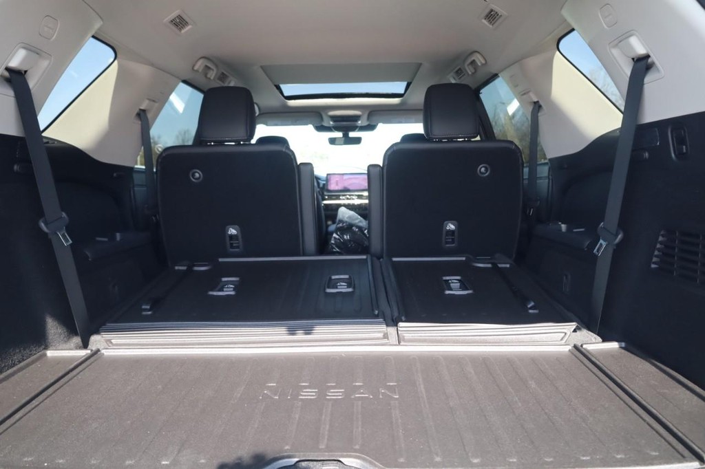 Nissan Pathfinder Vehicle Full-screen Gallery Image 24