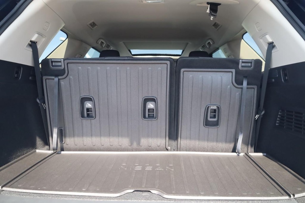 Nissan Pathfinder Vehicle Full-screen Gallery Image 25