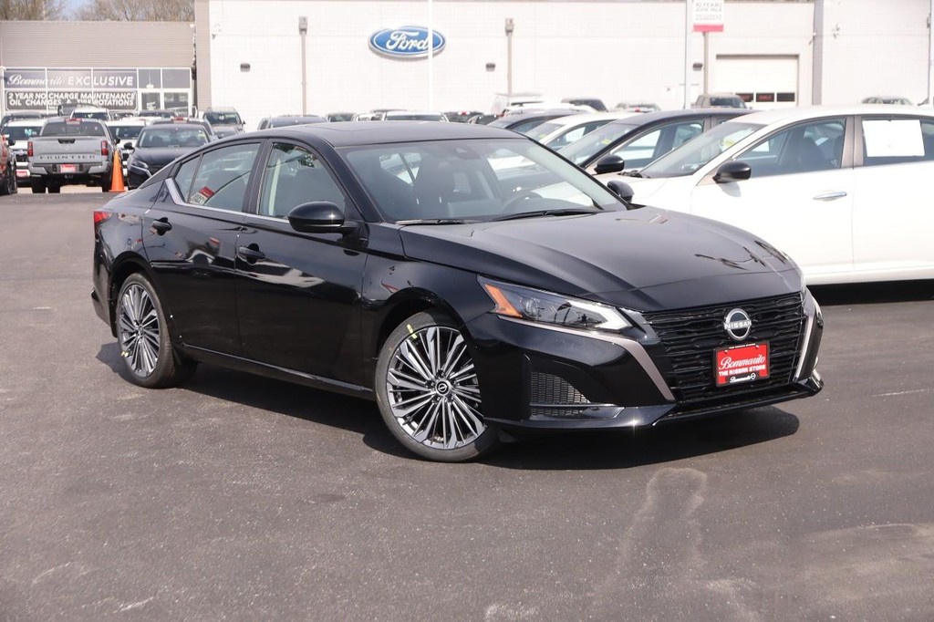 Nissan Altima Vehicle Full-screen Gallery Image 2