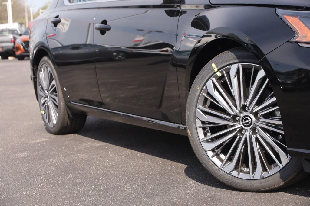 Nissan Altima Vehicle Full-screen Gallery Image 3