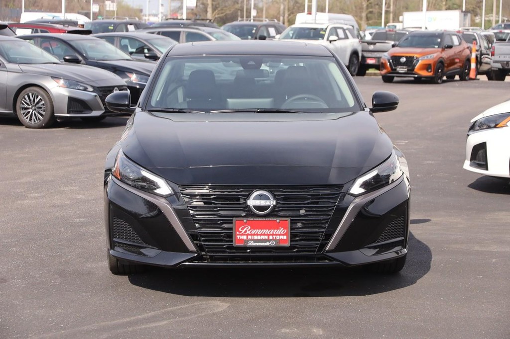 Nissan Altima Vehicle Full-screen Gallery Image 4