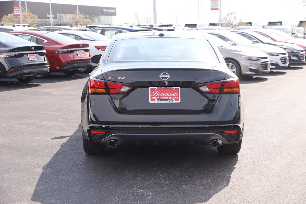 Nissan Altima Vehicle Full-screen Gallery Image 6