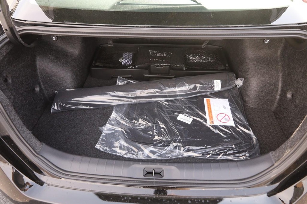 Nissan Altima Vehicle Full-screen Gallery Image 7