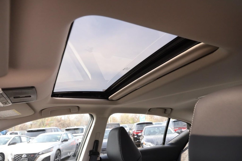 Nissan Altima Vehicle Full-screen Gallery Image 8