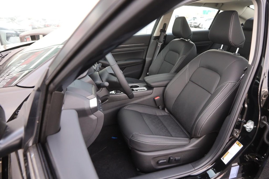 Nissan Altima Vehicle Full-screen Gallery Image 9