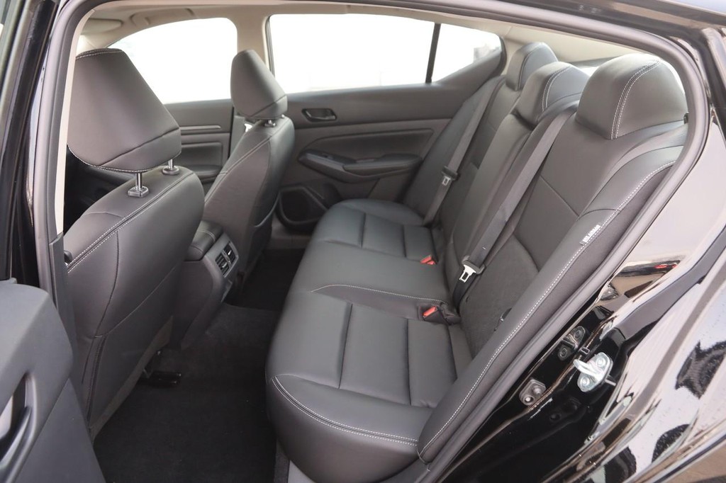 Nissan Altima Vehicle Full-screen Gallery Image 10