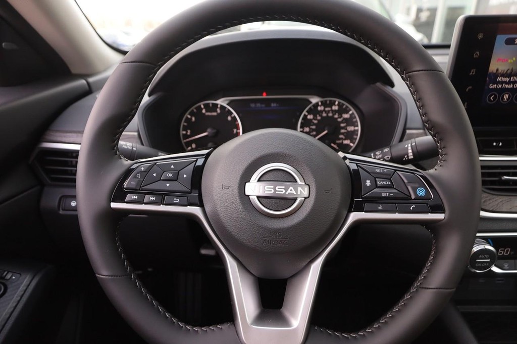 Nissan Altima Vehicle Full-screen Gallery Image 11