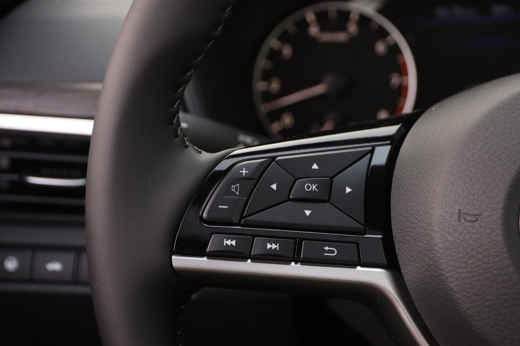 Nissan Altima Vehicle Full-screen Gallery Image 12