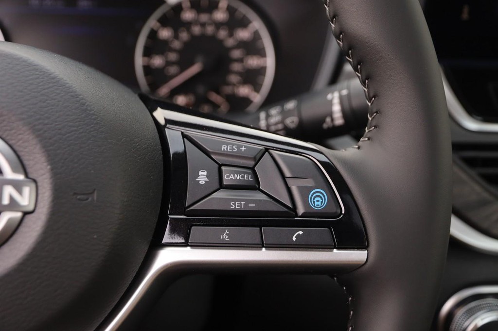 Nissan Altima Vehicle Full-screen Gallery Image 13