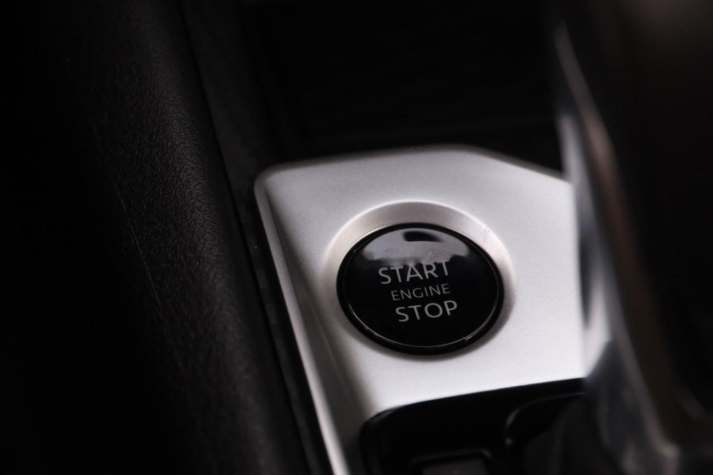 Nissan Altima Vehicle Full-screen Gallery Image 15