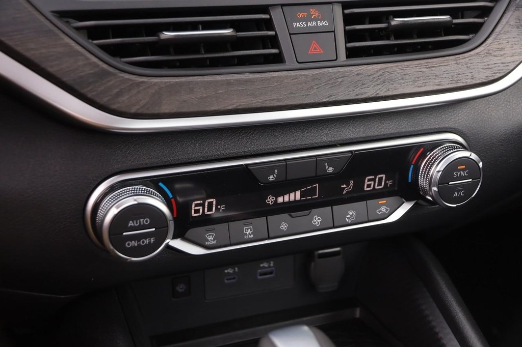 Nissan Altima Vehicle Full-screen Gallery Image 18