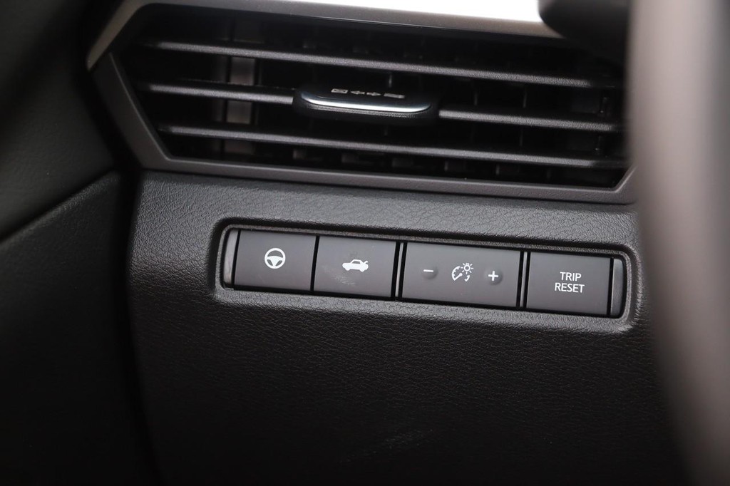 Nissan Altima Vehicle Full-screen Gallery Image 19