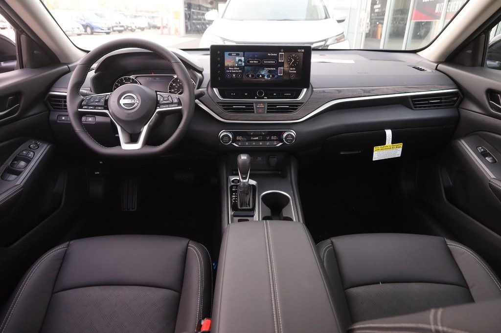 Nissan Altima Vehicle Full-screen Gallery Image 20