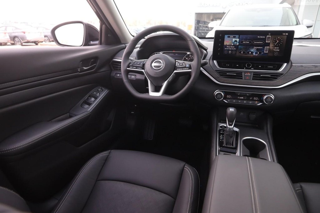 Nissan Altima Vehicle Full-screen Gallery Image 21