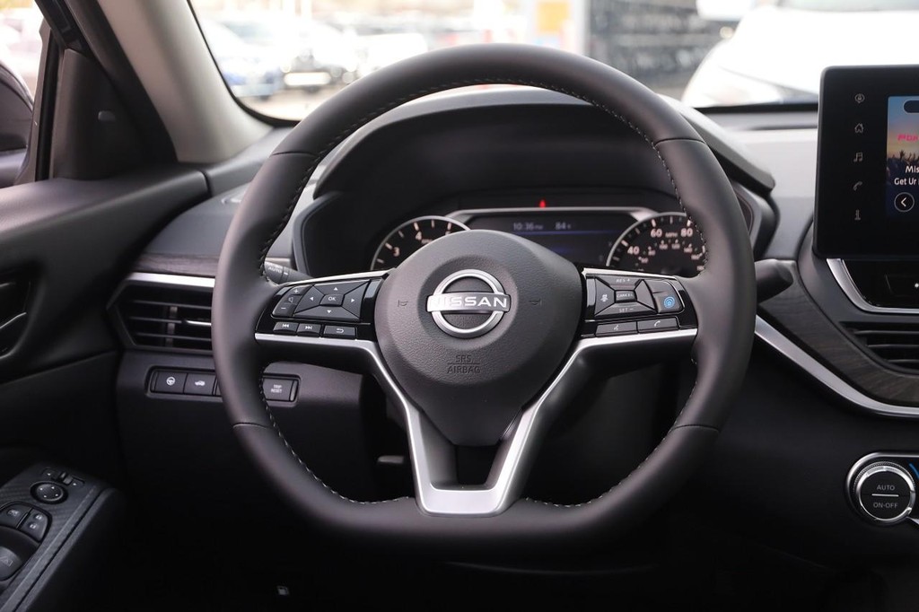 Nissan Altima Vehicle Full-screen Gallery Image 22