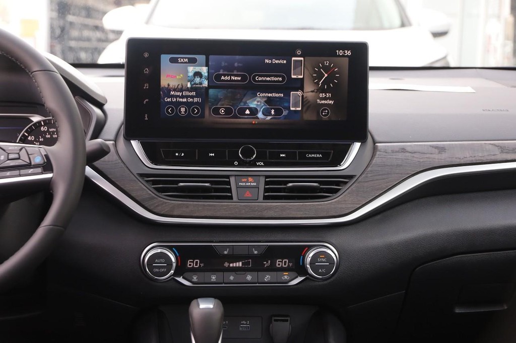 Nissan Altima Vehicle Full-screen Gallery Image 23