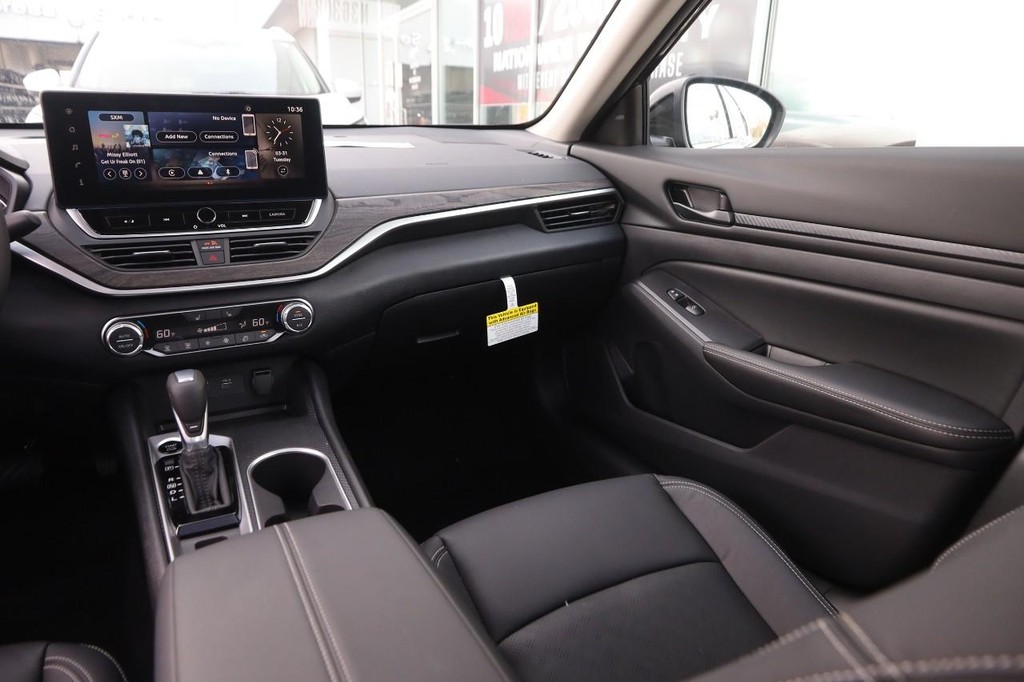 Nissan Altima Vehicle Full-screen Gallery Image 24