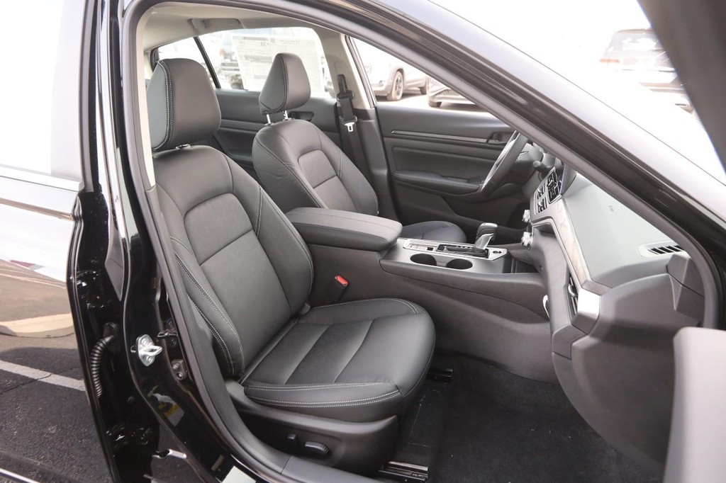 Nissan Altima Vehicle Full-screen Gallery Image 25