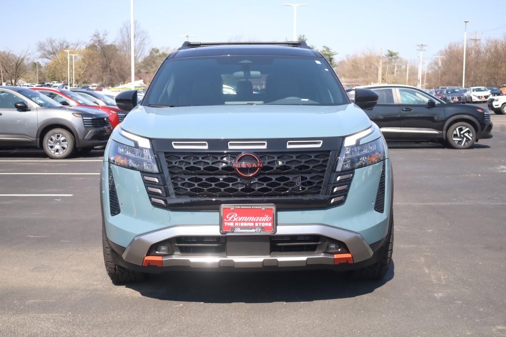 Nissan Pathfinder Vehicle Full-screen Gallery Image 4