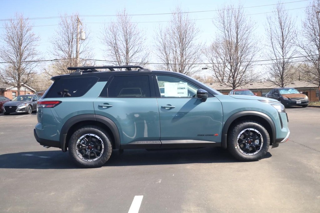 Nissan Pathfinder Vehicle Full-screen Gallery Image 5