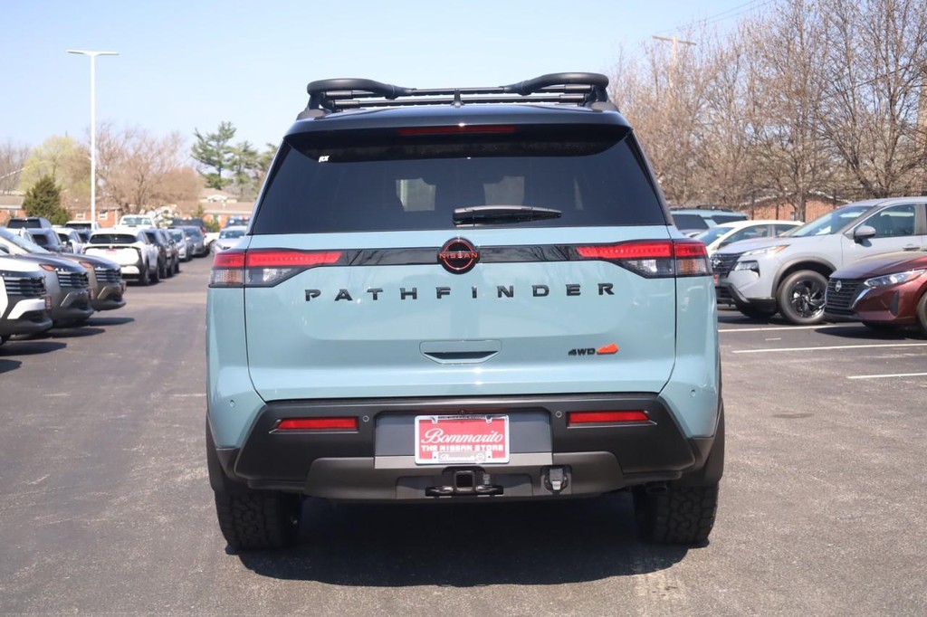 Nissan Pathfinder Vehicle Full-screen Gallery Image 6