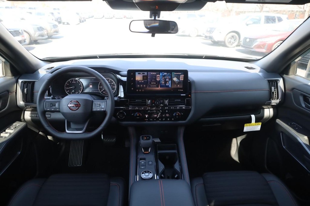 Nissan Pathfinder Vehicle Full-screen Gallery Image 7