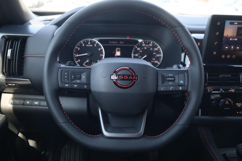 Nissan Pathfinder Vehicle Full-screen Gallery Image 8