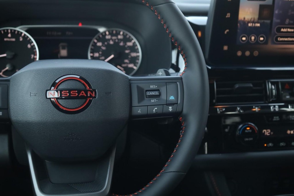 Nissan Pathfinder Vehicle Full-screen Gallery Image 9