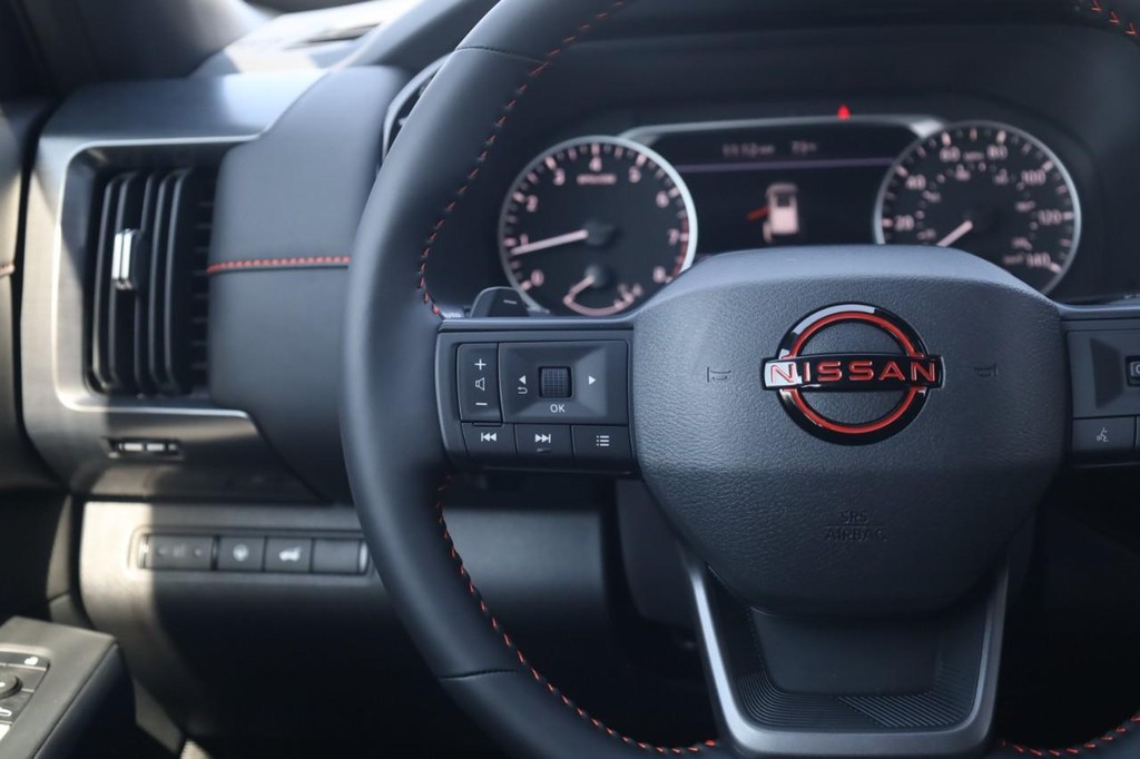 Nissan Pathfinder Vehicle Full-screen Gallery Image 10