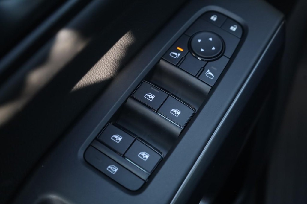 Nissan Pathfinder Vehicle Full-screen Gallery Image 11